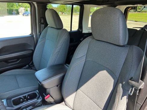Used 2025 Jeep Wrangler Unlimited Sahara AWD/4WD image 18
