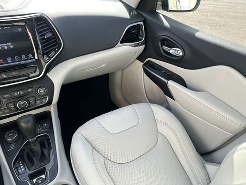 Used 2019 Jeep Cherokee Limited w/ Luxury Group image 24