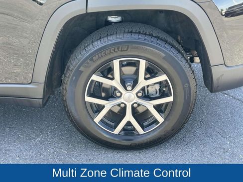 Used 2025 Jeep Grand Cherokee Limited w/ Luxury Tech Group II image 13