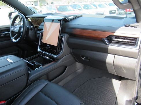 Used 2025 GMC Yukon XL Denali image 11