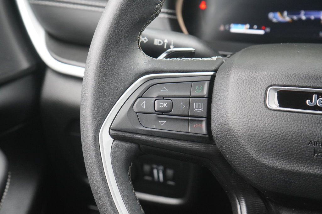 Used 2023 Jeep Grand Cherokee Altitude AWD/4WD image 14