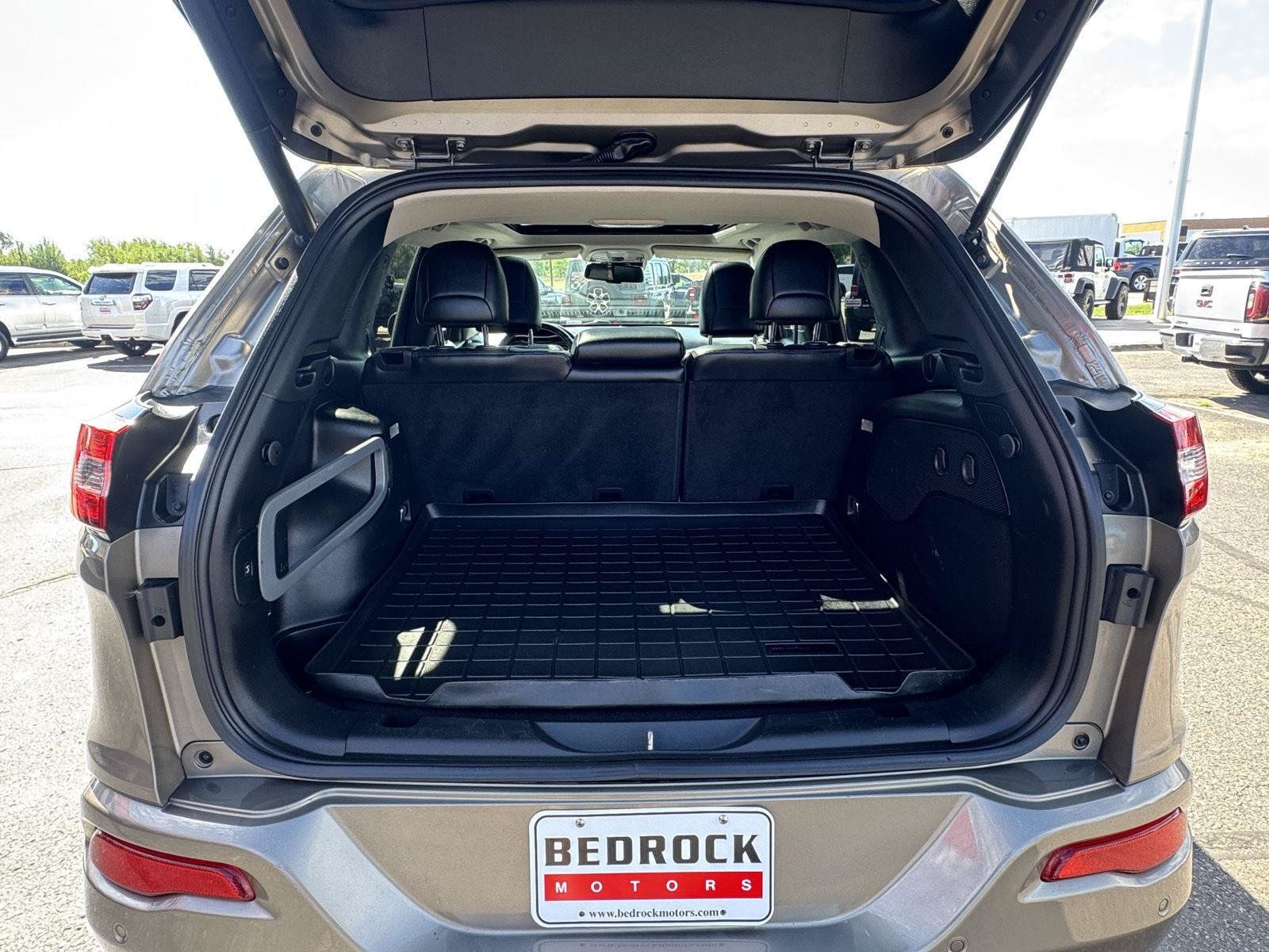 Used 2017 Jeep Cherokee Overland w/ Technology Group AWD/4WD image 30