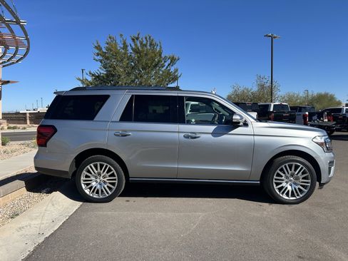 Used 2024 Ford Expedition Limited image 2
