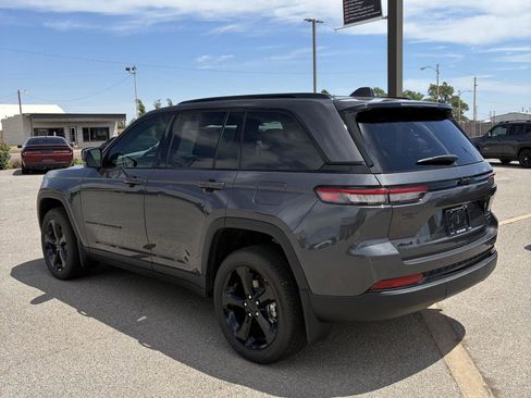 Used 2025 Jeep Grand Cherokee Limited w/ Black Appearance Package AWD/4WD image 12