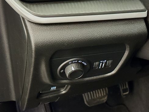 Used 2023 Jeep Grand Cherokee L Laredo image 17