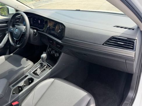 Used 2019 Volkswagen Jetta SEL w/ Cold Weather Package FWD image 17