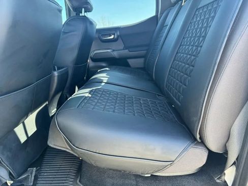 Used 2018 Toyota Tacoma TRD Off-Road w/ Technology Package image 17