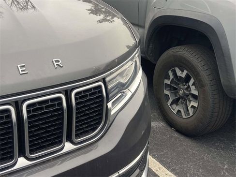 Used 2024 Jeep Wagoneer L Series II image 11