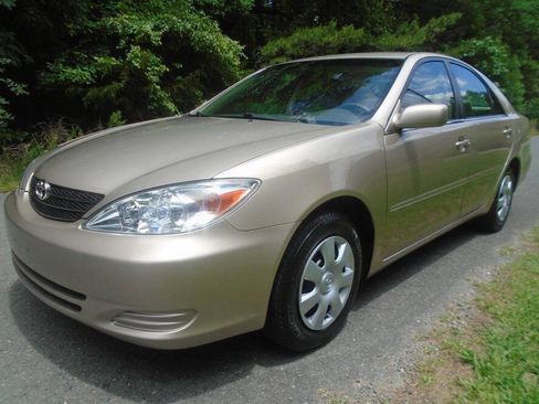 Used 2004 Toyota Camry LE FWD image 1