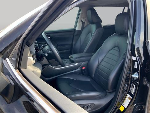 Used 2023 Toyota Highlander XLE FWD image 8