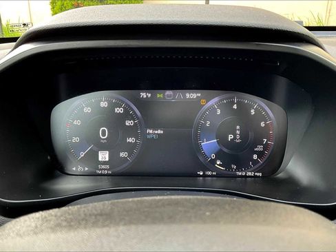 Used 2022 Volvo XC40 T5 Momentum image 25