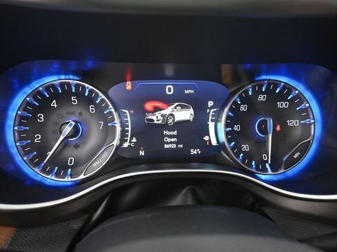 Used 2018 Chrysler Pacifica Limited image 36