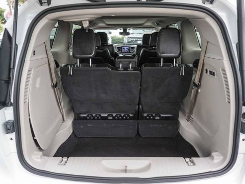 Used 2018 Chrysler Pacifica Limited FWD image 25