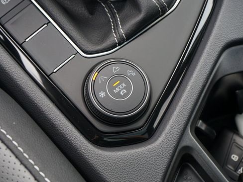 Used 2024 Volkswagen Taos SEL image 30