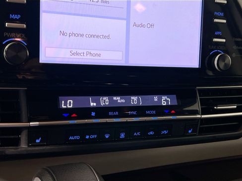 Used 2023 Toyota Sienna XLE FWD image 26