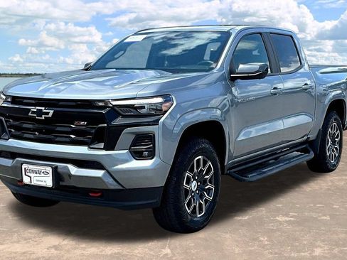 Used 2025 Chevrolet Colorado Z71 w/ Technology Package AWD/4WD image 4