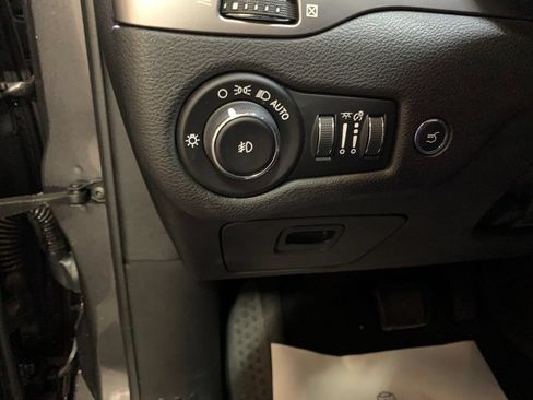 Used 2019 Jeep Cherokee Latitude Plus w/ Comfort/Convenience Group AWD/4WD image 32