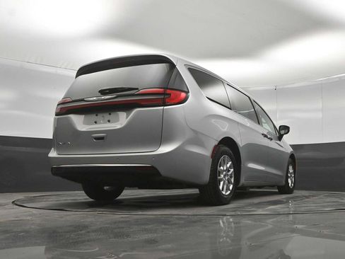 Used 2024 Chrysler Pacifica Touring-L FWD image 42