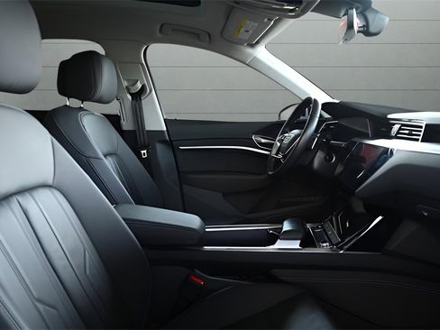 Used 2024 Audi Q8 e-tron Premium image 30