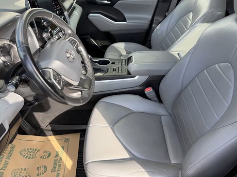 Used 2022 Toyota Highlander XLE image 11