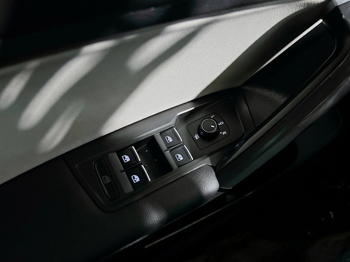 Used 2019 Volkswagen Tiguan SE FWD image 12
