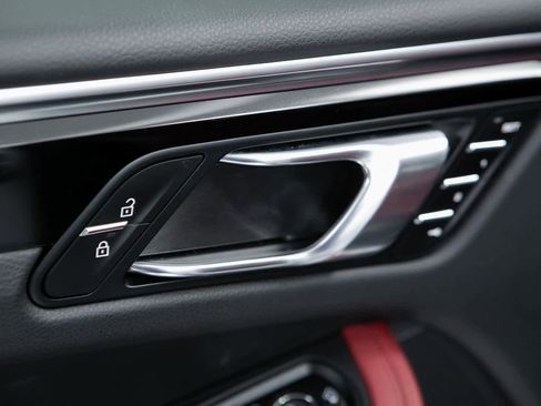 Certified 2024 Porsche Macan image 19