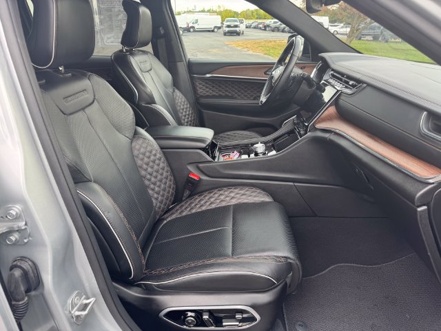 Used 2025 Jeep Grand Cherokee Summit AWD/4WD image 14