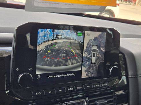 Used 2025 Nissan Pathfinder SL FWD image 16