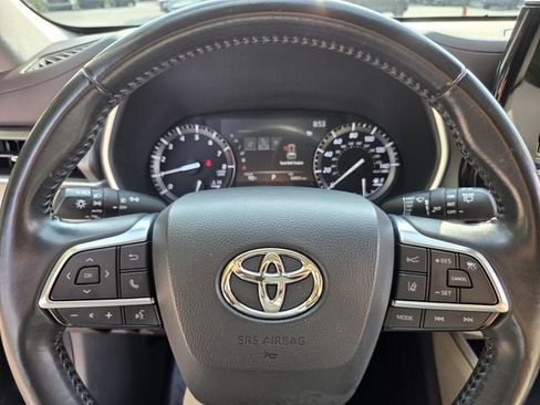 Used 2021 Toyota Highlander XLE AWD/4WD image 30