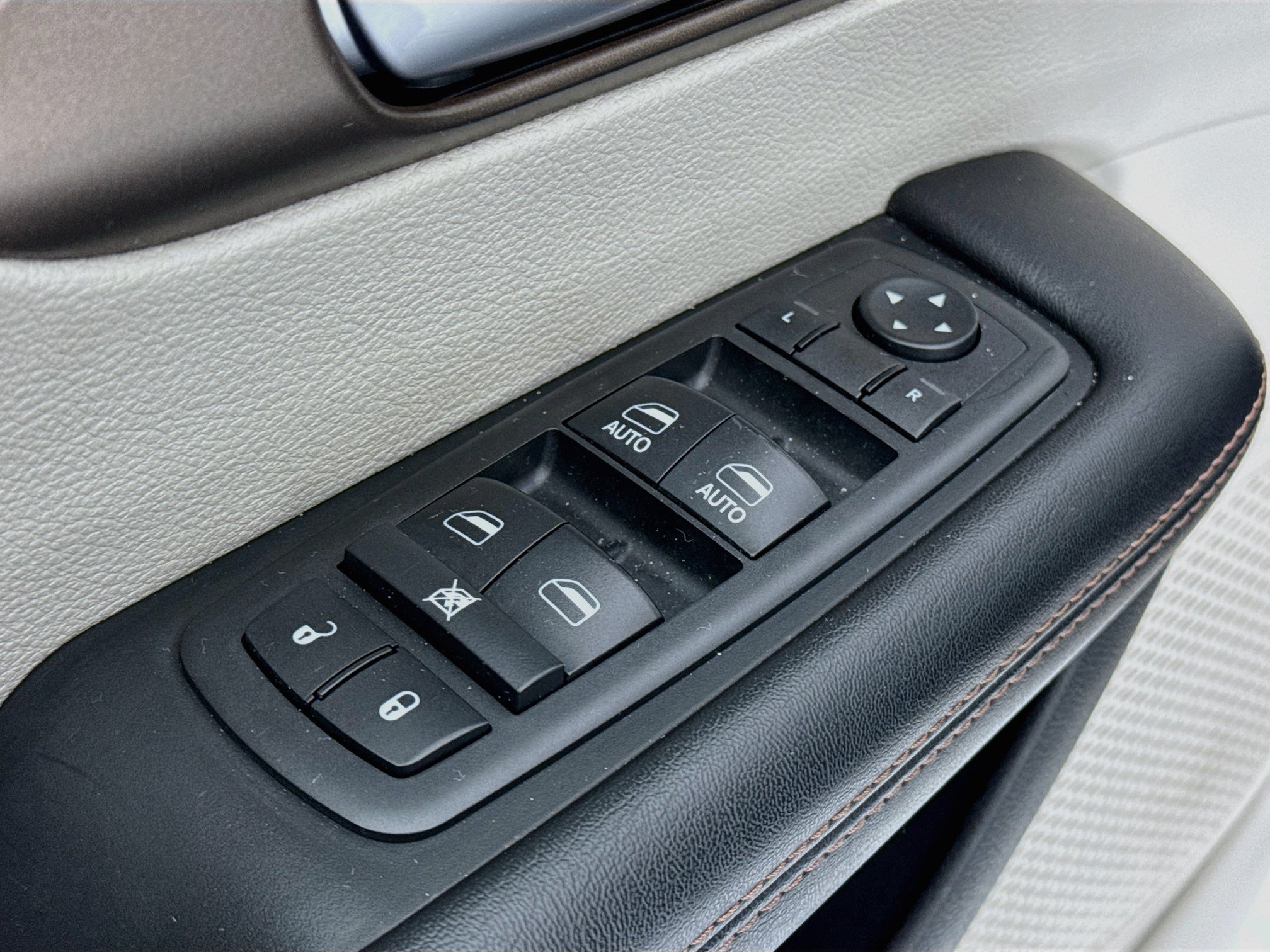 Used 2018 Chrysler Pacifica Touring-L FWD image 17