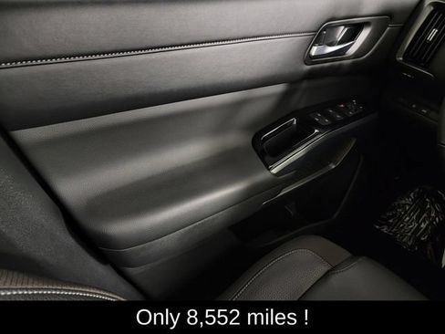 Used 2025 Nissan Pathfinder SL AWD/4WD image 31
