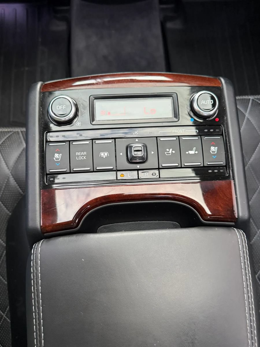 Used 2017 Kia K900 Luxury w/ VIP Plus Package RWD image 28