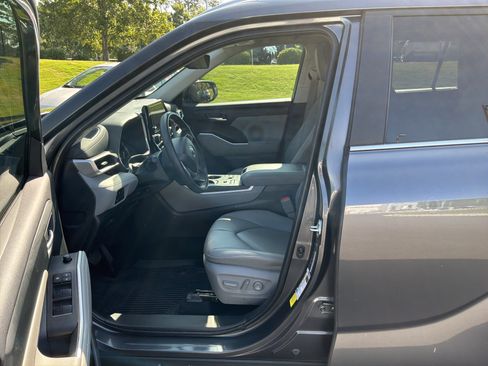 Used 2024 Toyota Highlander XLE AWD/4WD image 16