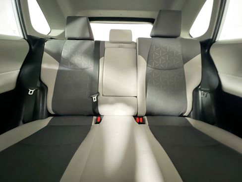 Used 2021 Toyota RAV4 XLE w/ Convenience Package FWD image 33