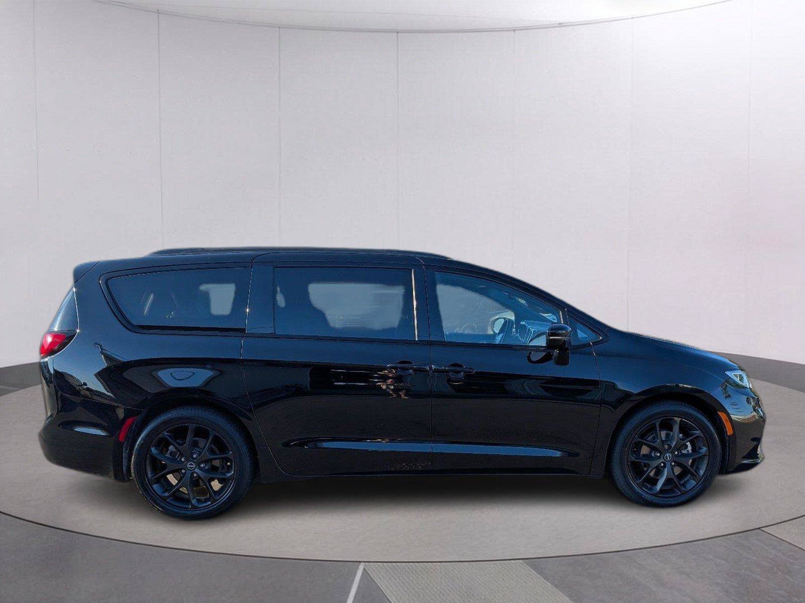 Used 2025 Chrysler Pacifica Limited FWD image 8
