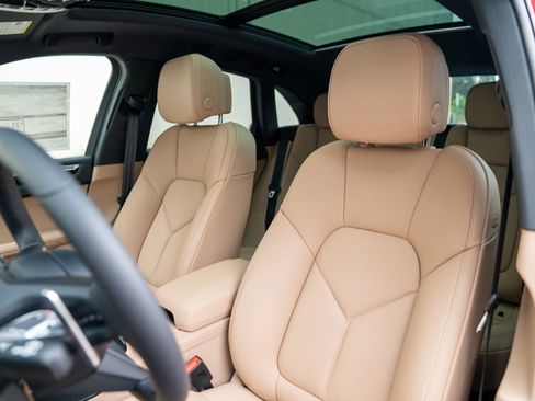 Certified 2026 Porsche Macan image 5