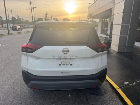 Used 2023 Nissan Rogue SV image 4