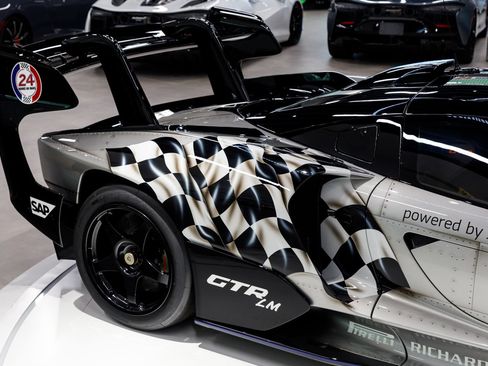 Used 2020 McLaren Senna RWD image 26