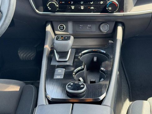 Used 2023 Nissan Rogue S AWD/4WD image 16