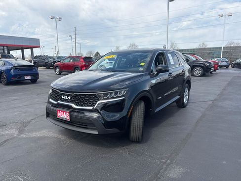 Used 2023 Kia Sorento LX image 3