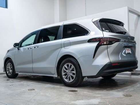 Used 2023 Toyota Sienna LE image 7