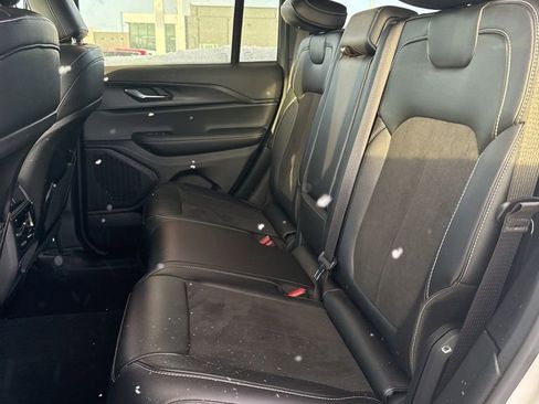 Used 2024 Jeep Grand Cherokee Altitude image 18