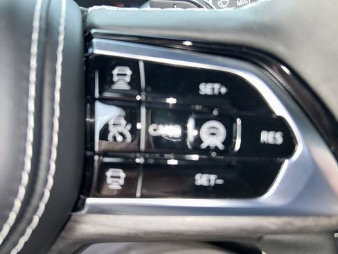 New 2024 Jeep Grand Cherokee Overland w/ Advanced Protech Group III AWD/4WD image 18