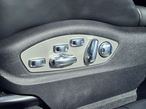 Certified 2025 Porsche Macan image 7