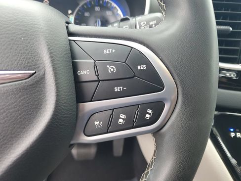 Used 2023 Chrysler Pacifica Touring-L FWD image 12