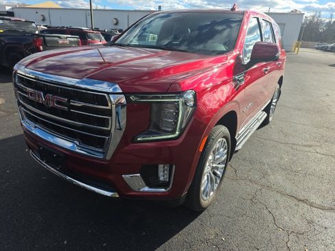 Used 2024 GMC Yukon SLT w/ SLT Luxury Package image 2