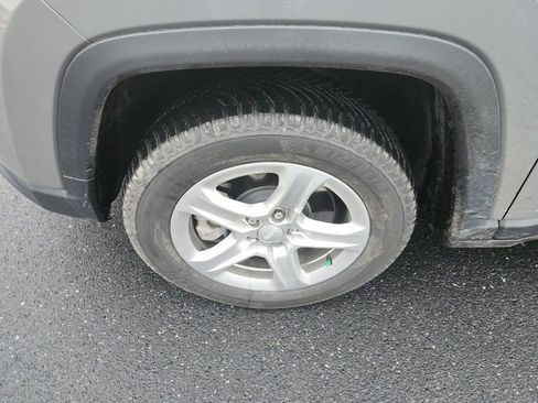 Used 2023 Jeep Compass Latitude image 12