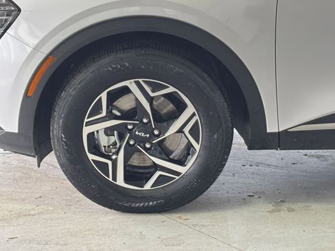 Used 2025 Kia Sportage LX image 29