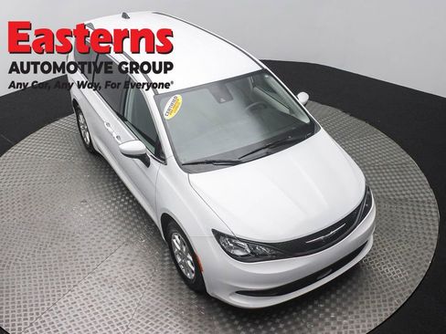Used 2023 Chrysler Voyager LX FWD image 3