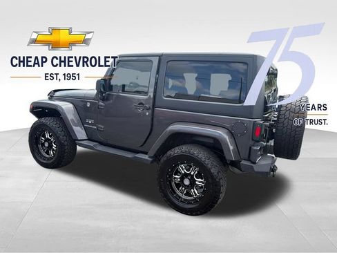 Used 2017 Jeep Wrangler Sahara w/ Connectivity Group AWD/4WD image 3
